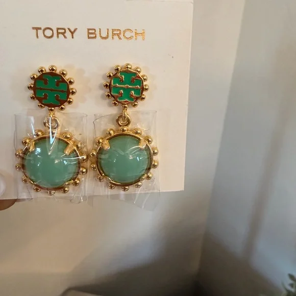 NWOT. Tory Burch Winslow Logo Drop Earring - Picture 2 of 3